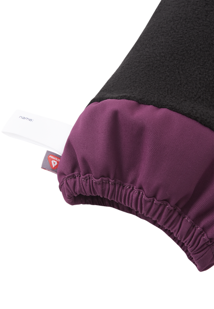 Nahaufnahme wasserabweisendes Material ReimaTec Fäustlinge Ote Deep Purple im Bärechind Winterthur Zürich Schweiz