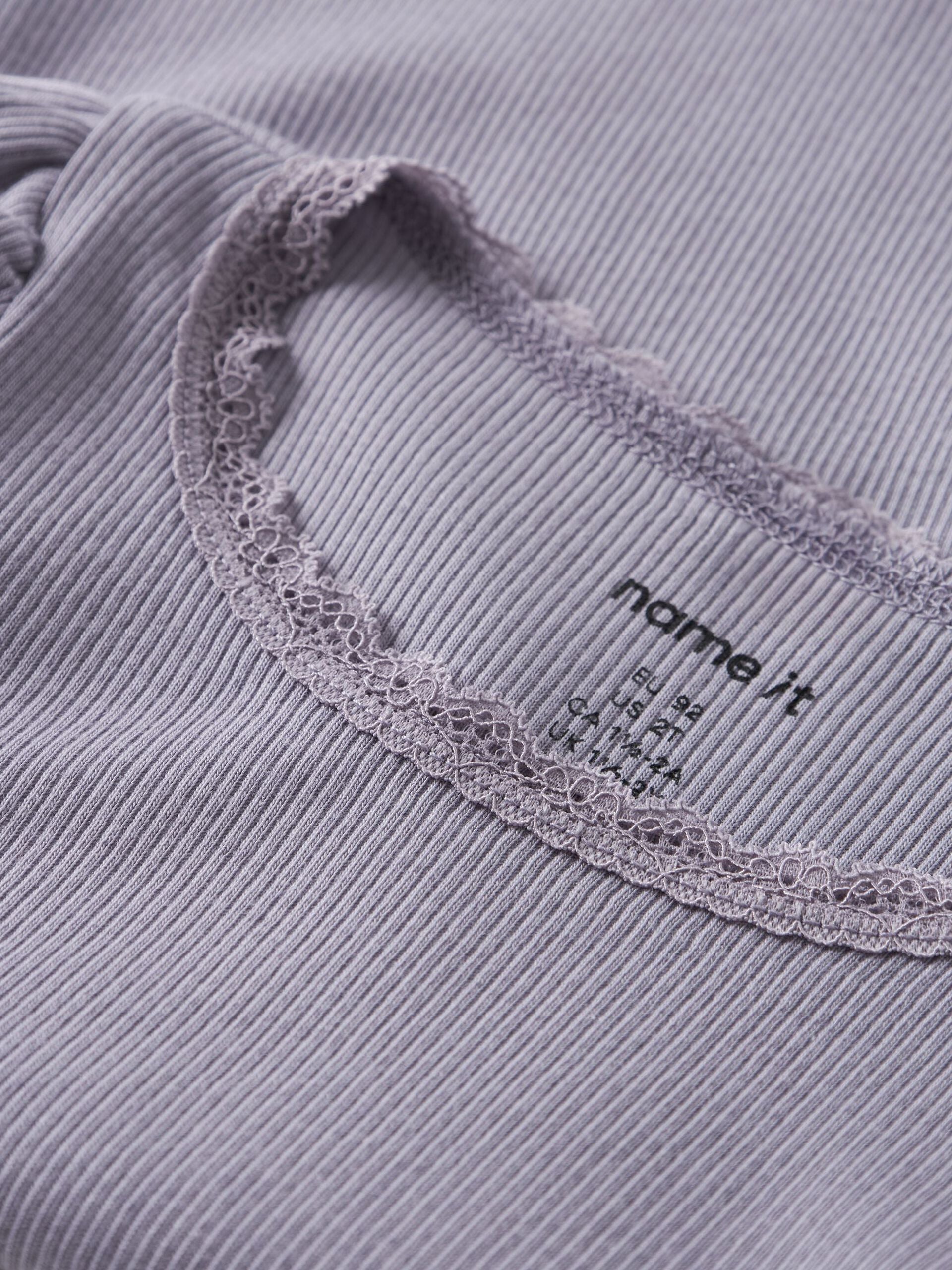 Detail Spitzenrand am Ausschnitt Kinder T-Shirt von NAME IT bei Bärechind Kinderladen Winterthur Zürich Schweiz