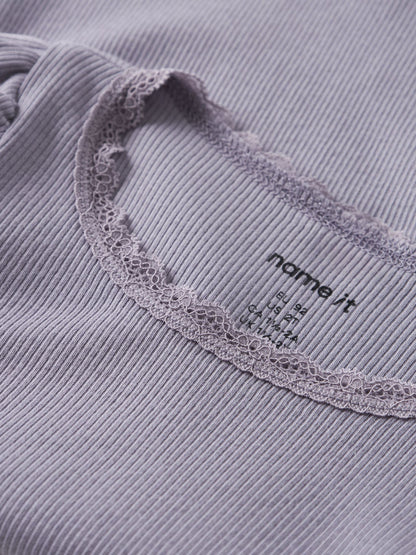 Detail Spitzenrand am Ausschnitt Kinder T-Shirt von NAME IT bei Bärechind Kinderladen Winterthur Zürich Schweiz