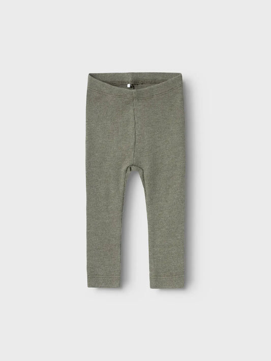 Baby Leggings in Olive von name it – frontal fotografiert, erhältlich im Kinderladen Bärechind in Winterthur.