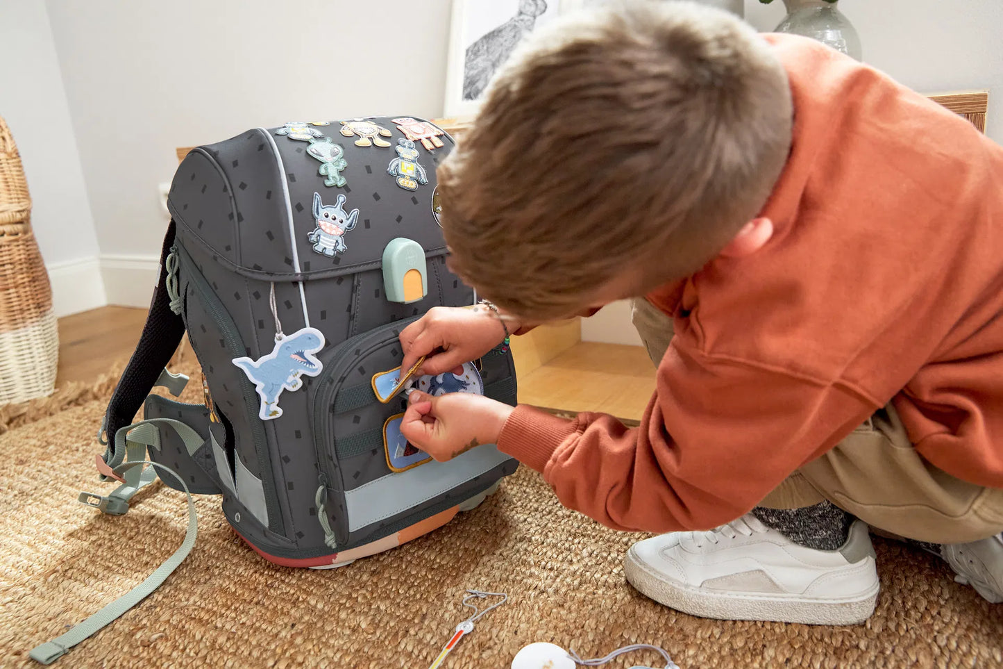 Roboter Anhänger von Lässig befestigt an Kinder Rucksack, erhältlich bei Bärechind Winterthur, Zürich, Schweiz.