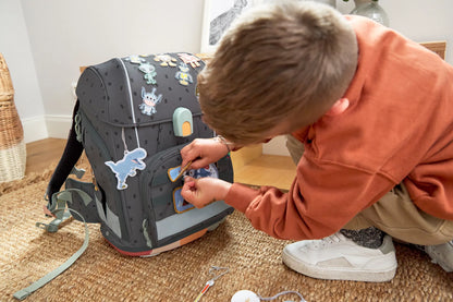 Roboter Anhänger von Lässig befestigt an Kinder Rucksack, erhältlich bei Bärechind Winterthur, Zürich, Schweiz.