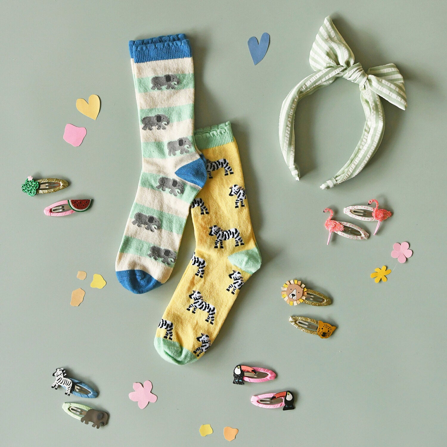 Rockahula Haarspangen mit Löwen- und Gepard-Motiven, präsentiert neben anderen tierischen Designs