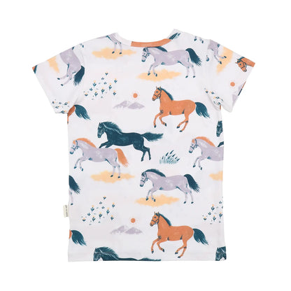 Rückansicht eines weissen Kinder-T-Shirts mit Pferde-Motiv, aus 100 % nachhaltiger Bio-Baumwolle.