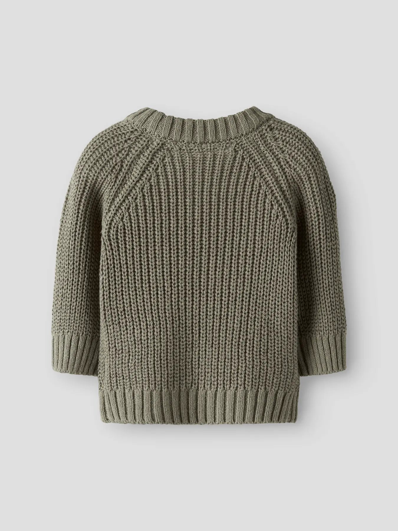 Rückseite des Lil'Atelier Strickpullovers in Oliv bei Bärechind in Winterthur, Zürich, Schweiz.