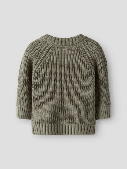 Rückseite des Lil'Atelier Strickpullovers in Oliv bei Bärechind in Winterthur, Zürich, Schweiz.