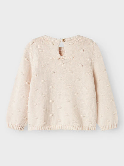Rückseite des naturfarbenen LIL'ATELIER Strickpullovers aus Bio-Baumwolle, flachliegend fotografiert – Bärechind, Winterthur, Zürich Schweiz.