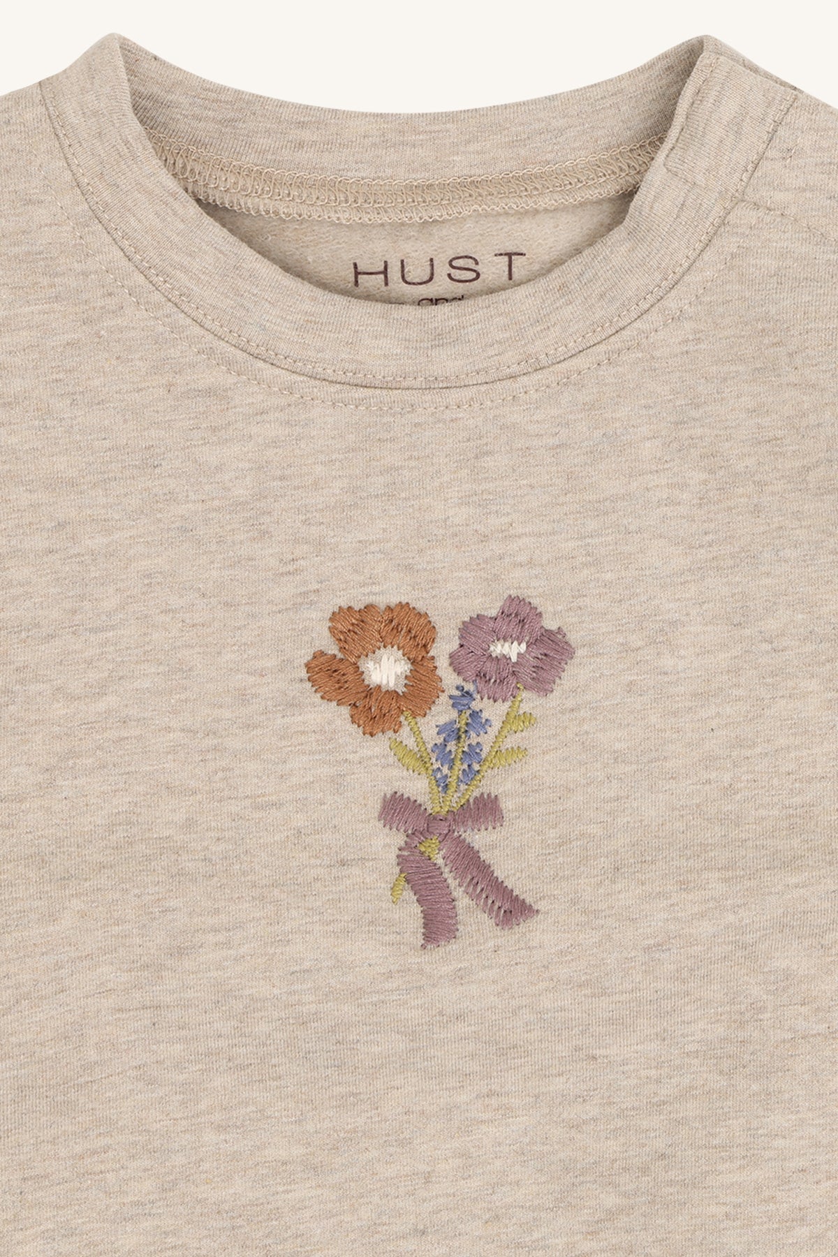 Detailaufnahme der Blumenstickerei am Sara Sweatshirt bei Bärechind