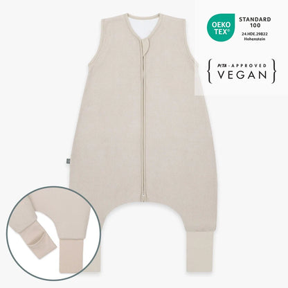 Einfarbiger Emma & Noah Schlafsack mit Füssen in Beige mit 2.5 TOG und umklappbaren Fussbündchen, erhältlich im Bärechind in Winterthur, Zürich, Schweiz.