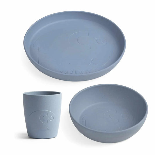 Sebra MUMS Geschirr-Set in Nordic Blue mit Teller, Schale und Becher aus Biokunststoff.