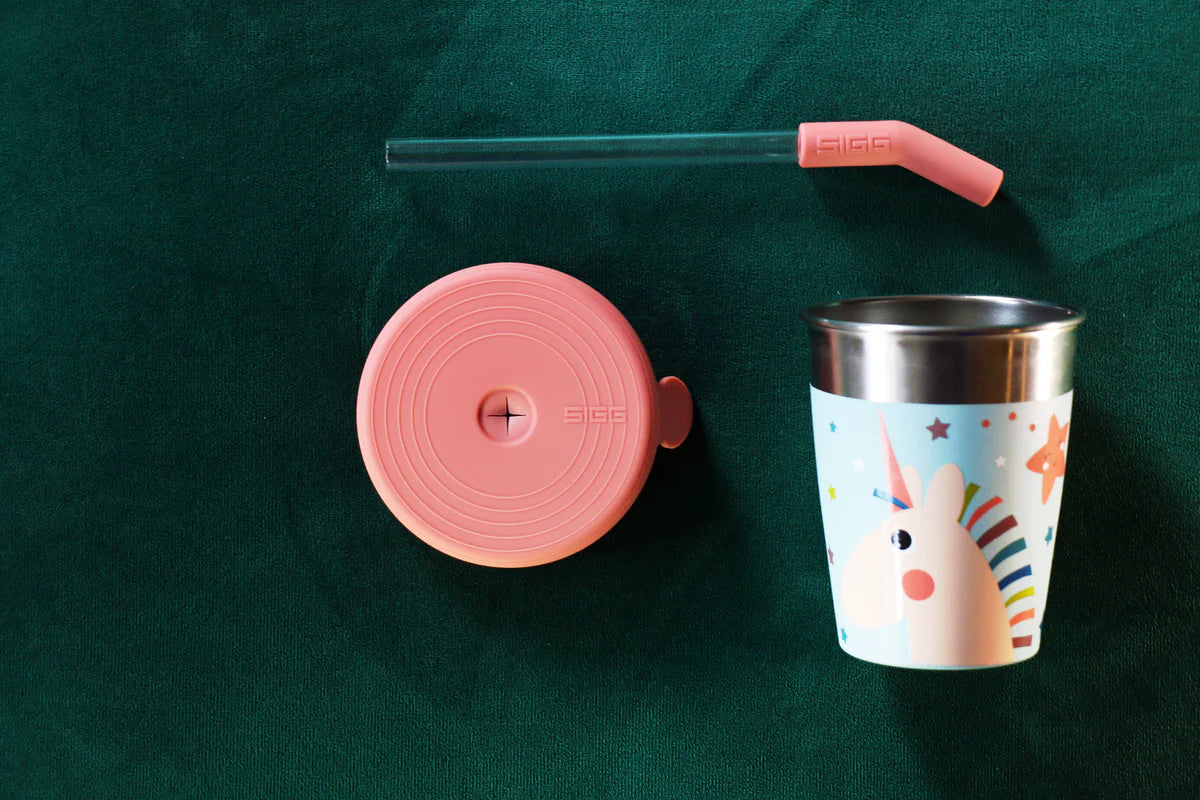 SIGG Kids Cup Einhorn mit Silikondeckel und Trinkhalm als praktischer Begleiter für unterwegs. Erhältlich im Bärechind Winterthur, Zürich, Schweiz.