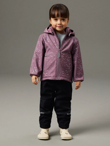 Kind trägt NAME IT Softshelljacke in Beere im Bärechind Winterthur Zürich Schweiz