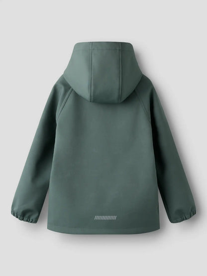 Rückansicht grüne Softshelljacke für Kinder von NAME IT im Bärechind Winterthur Zürich Schweiz