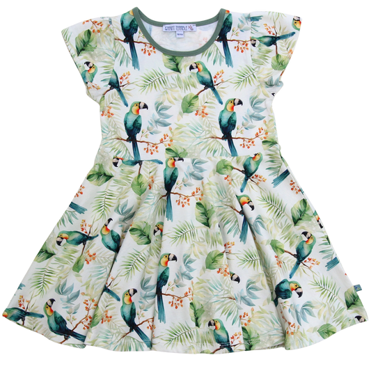 Verspieltes Kinder Sommerkleid aus Bio-Baumwolle mit Papageienprint von Enfant Terrible im Bärechind Winterthur Zürich Schweiz.