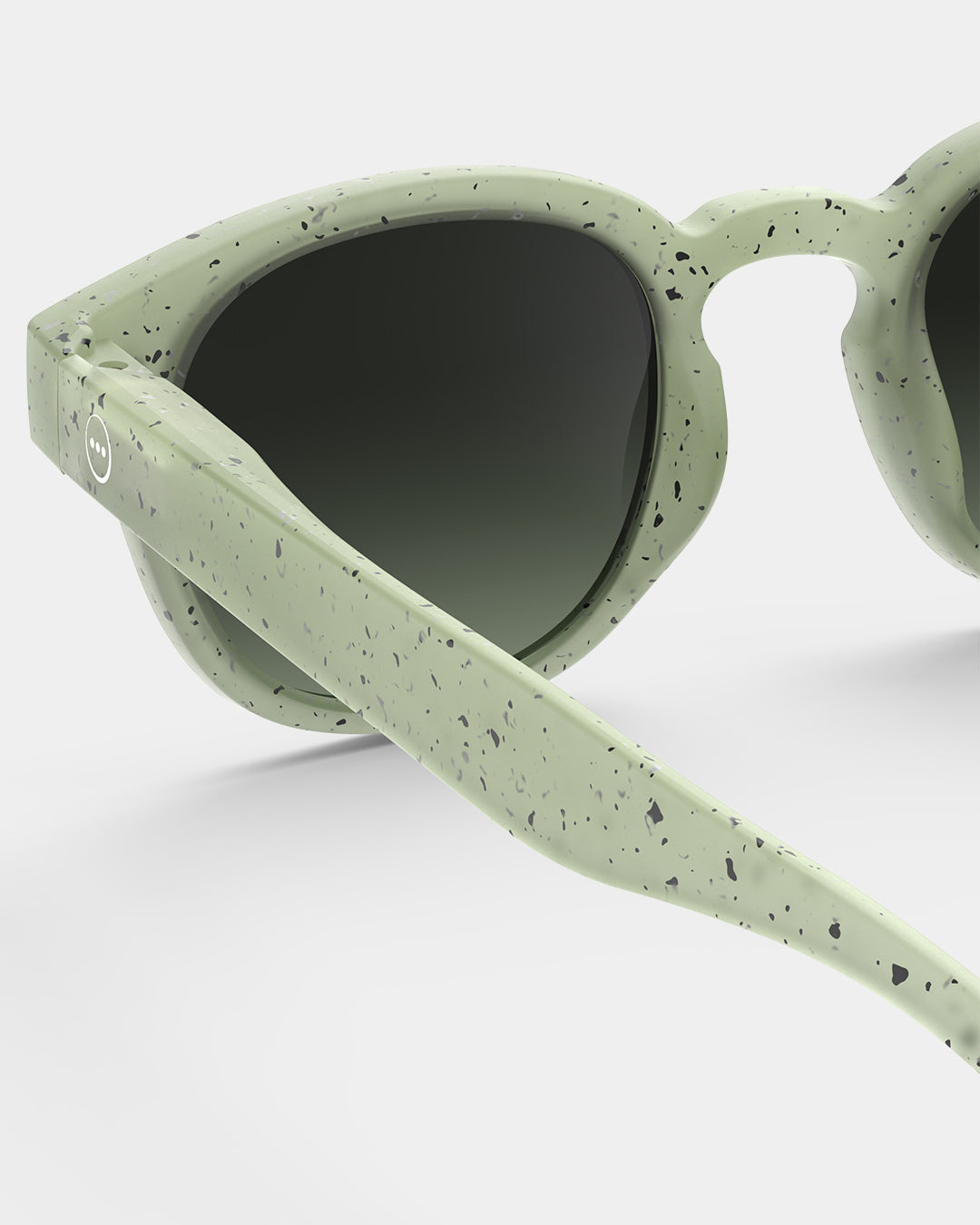 Detail Linse und Rahmen Kinder Sonnenbrille dyed green Izipizi Bärechind Winterthur Zürich Schweiz kaufen