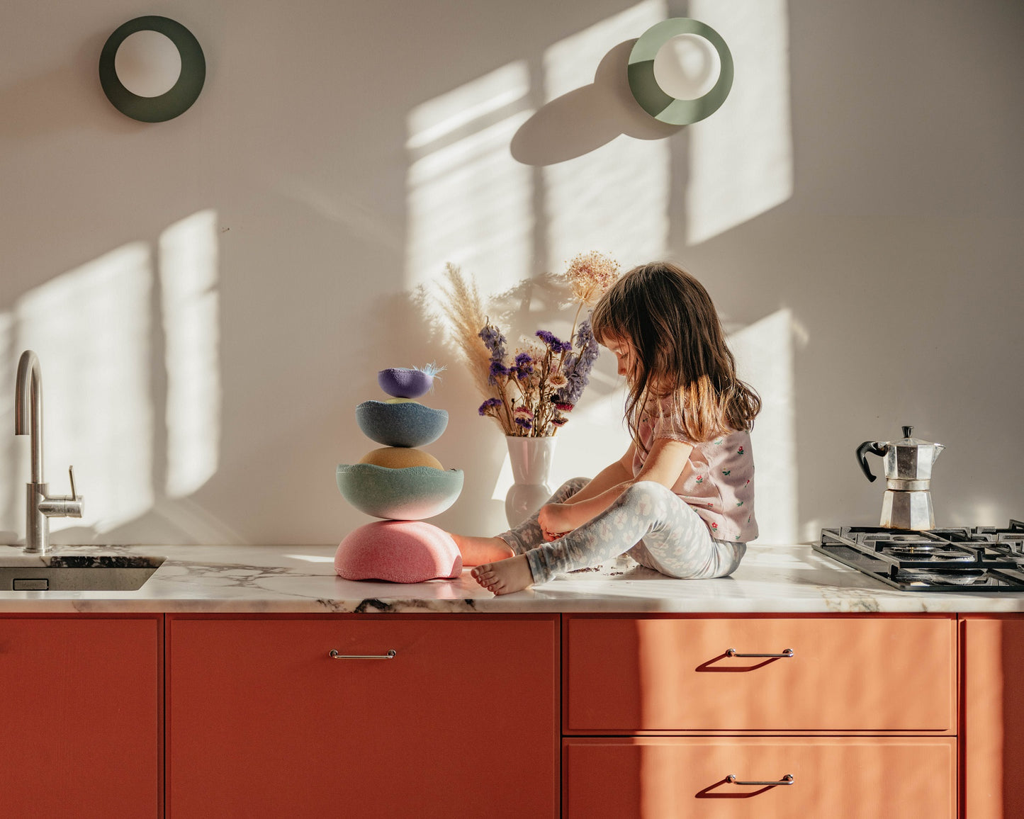 Hand stapelt das Stapelstein Pastell Set – kreatives Spielen und Entdecken bei Bärechind