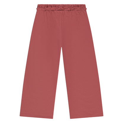 Rückansicht der Kinderhose von Stains & Stories in Ruby mit bequemem Schnitt im Bärechind