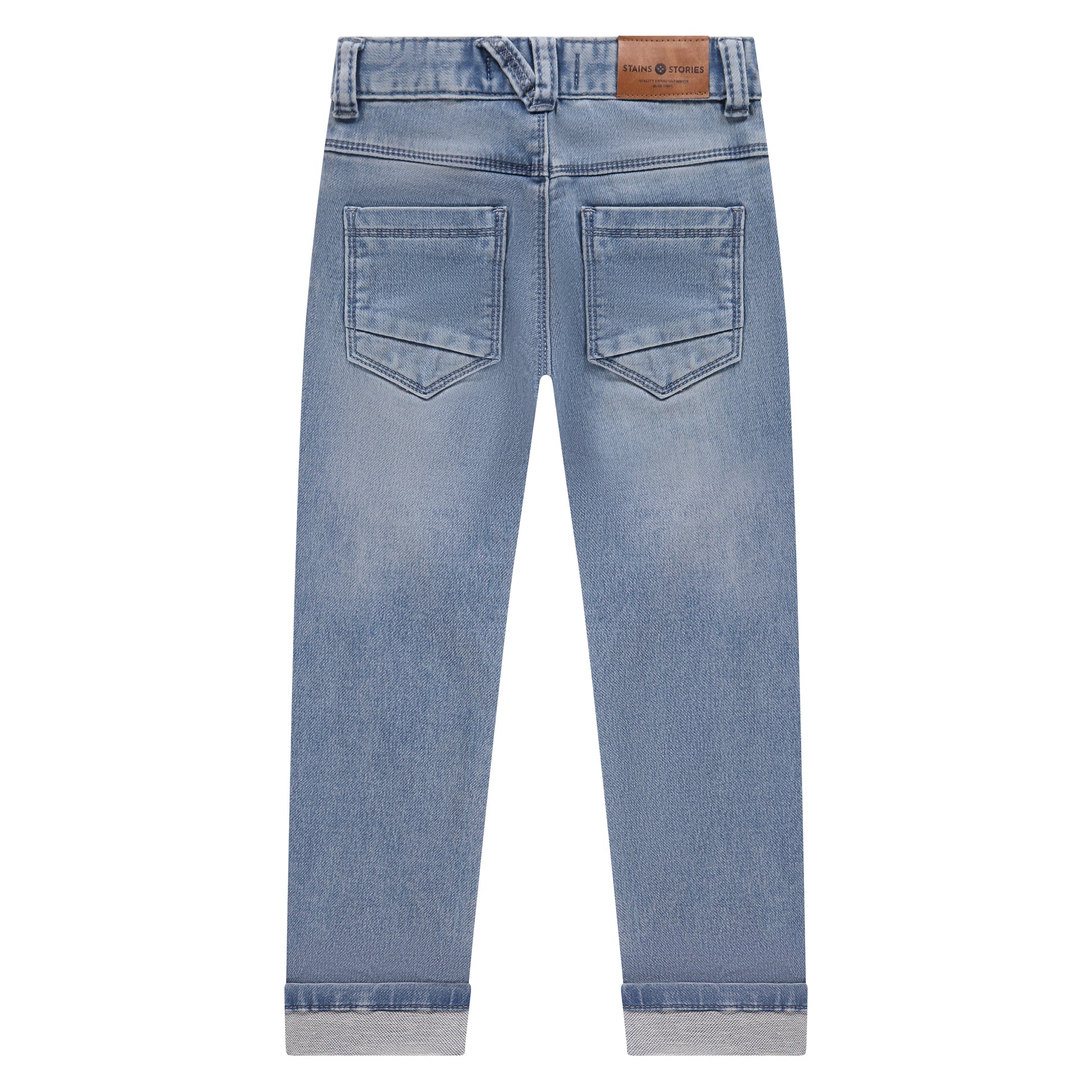 Rückansicht der Jungen-Jeans "Blue Denim" von Stains & Stories, zeigt die Gesäßtaschen und das dezente Label.