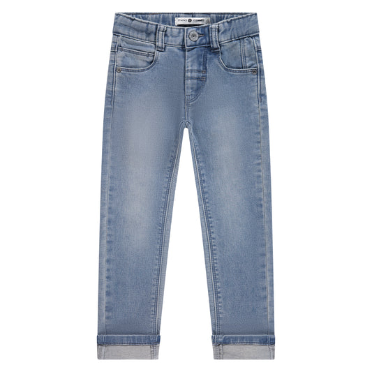 Vorderansicht der Jungen-Jeans "Blue Denim" von Stains & Stories mit Stretchbund und schmalem Schnitt.
