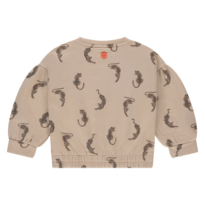 Rückansicht des Sweatshirts von Stains & Stories in Beige mit Raubkatzenmuster und Rippbündchen.