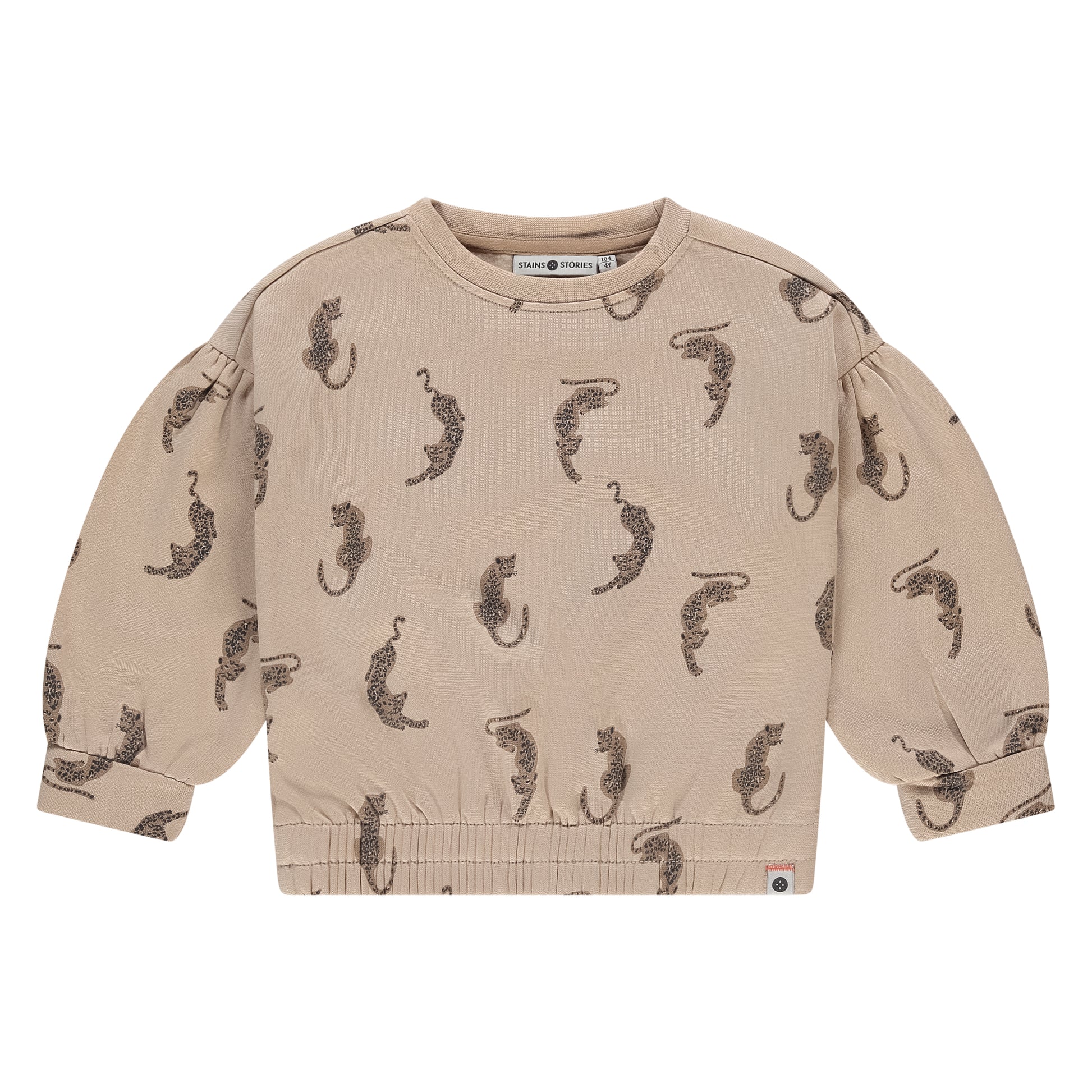 Vorderansicht des beige-gemusterten Girls Sweatshirts von Stains & Stories mit Allover-Leoparden-Print.