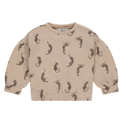 Vorderansicht des beige-gemusterten Girls Sweatshirts von Stains & Stories mit Allover-Leoparden-Print.