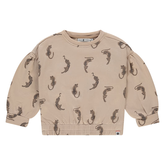 Vorderansicht des beige-gemusterten Girls Sweatshirts von Stains & Stories mit Allover-Leoparden-Print.
