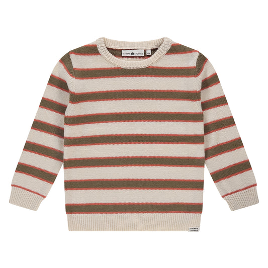 Vorderansicht des gestreiften Jungenpullovers "Off White" von Stains & Stories in Off-White und Braun.