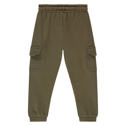 Rückansicht der Sweatpants "Army" von Stains & Stories in Olivgrün mit elastischem Beinabschluss.