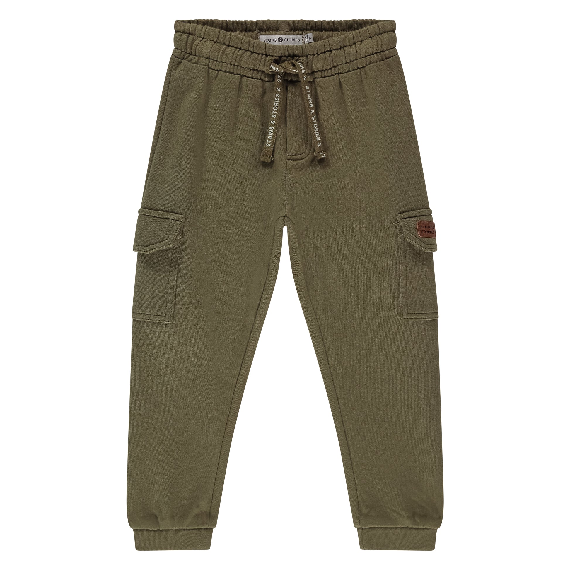 Vorderansicht der grünen Jungen-Sweatpants "Army" von Stains & Stories mit Kordelzug und Seitentaschen im Cargo-Stil.