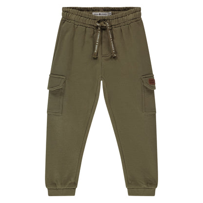 Vorderansicht der grünen Jungen-Sweatpants "Army" von Stains & Stories mit Kordelzug und Seitentaschen im Cargo-Stil.