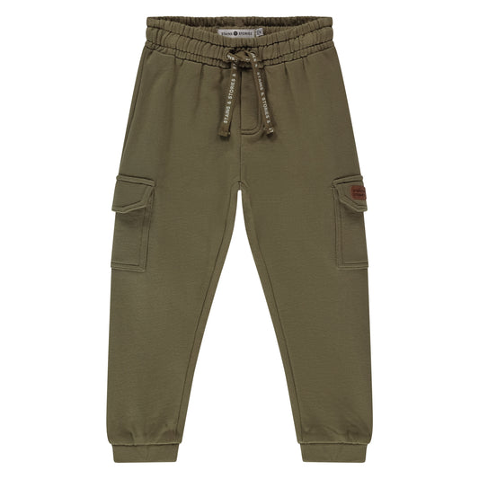 Vorderansicht der grünen Jungen-Sweatpants "Army" von Stains & Stories mit Kordelzug und Seitentaschen im Cargo-Stil.