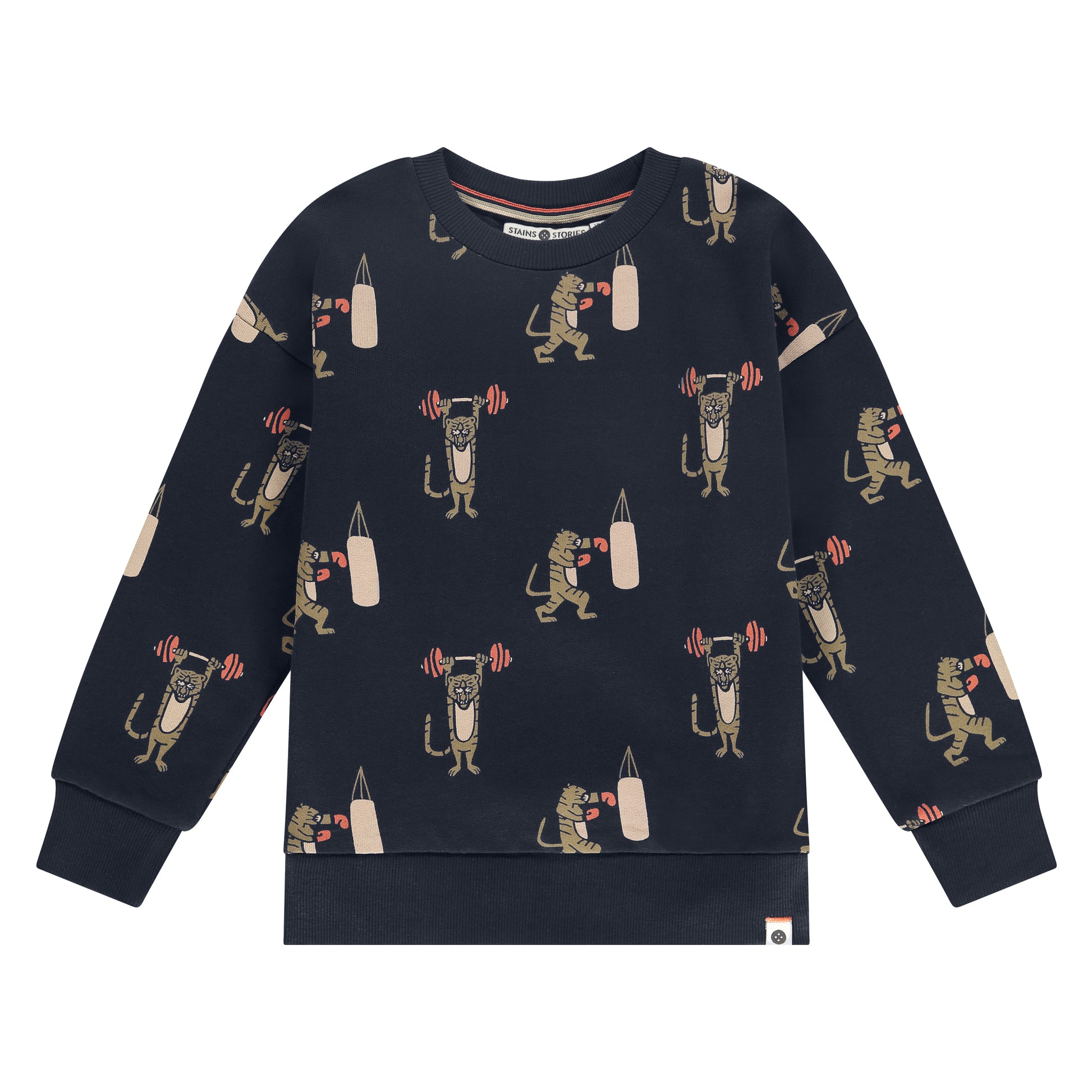 Vorderansicht des Jungen-Sweatshirts "Tiger" von Stains & Stories in Dunkelblau mit Fitness-Print.