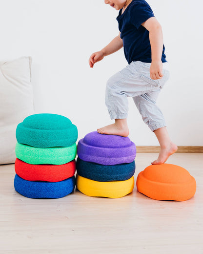 Farbenfrohe Sitzlösung mit Stapelsteinen, Violett als Basis. Spielerisches Möbeldesign im Kinderzimmer – erhältlich im Bärechind in Winterthur.