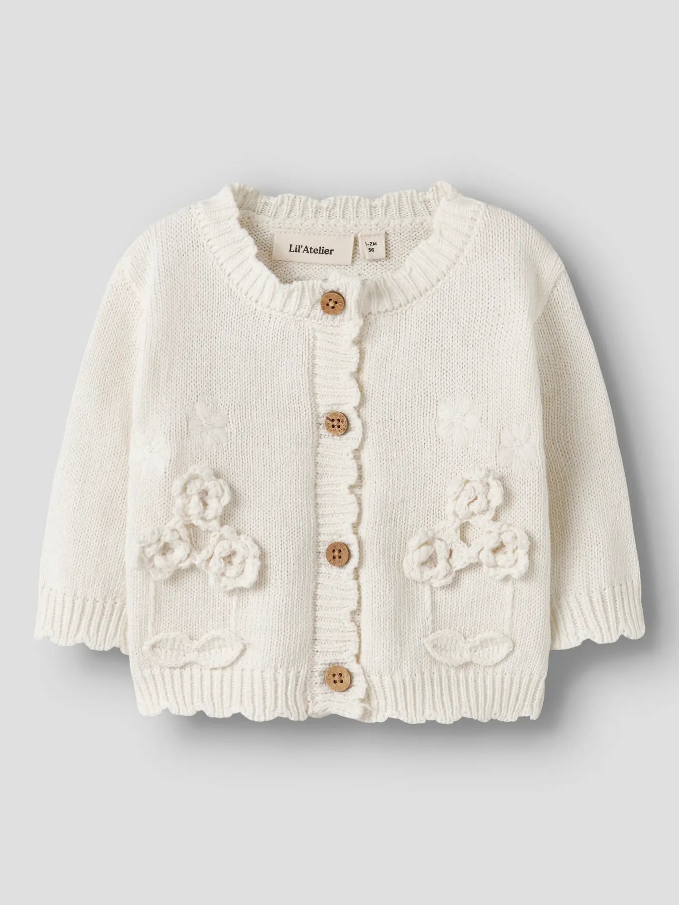 Cremefarbener Strickcardigan mit Blumenapplikationen für Babys von Lil’ Atelier im Bärechind Winterthur Zürich Schweiz