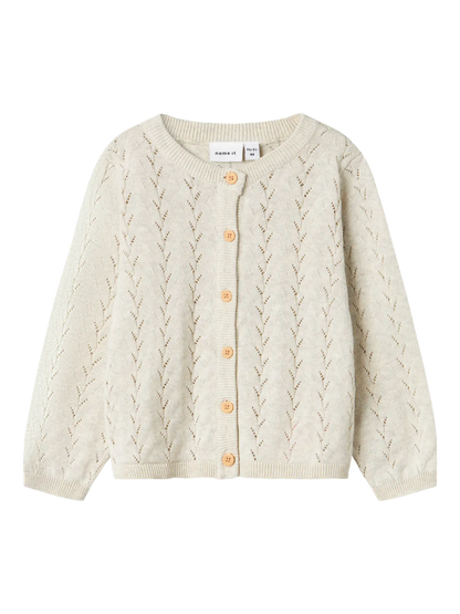 Cremefarbene Strickjacke von name it – Frontansicht, erhältlich im Bärechind in Winterthur