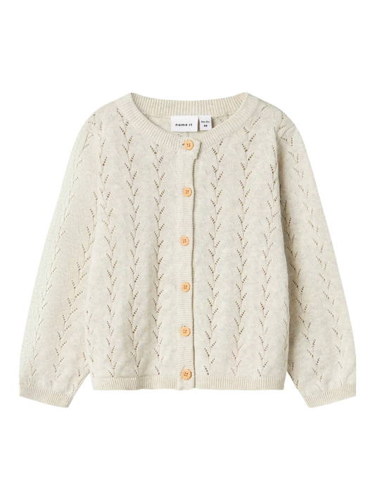 Cremefarbene Strickjacke von name it – Frontansicht, erhältlich im Bärechind in Winterthur