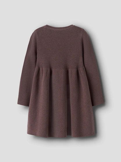 Rückansicht vom auberginefarbenen Baumwoll Strickkleid für Kinder, erhältlich bei Bärechind in Winterthur, Zürich Schweiz.