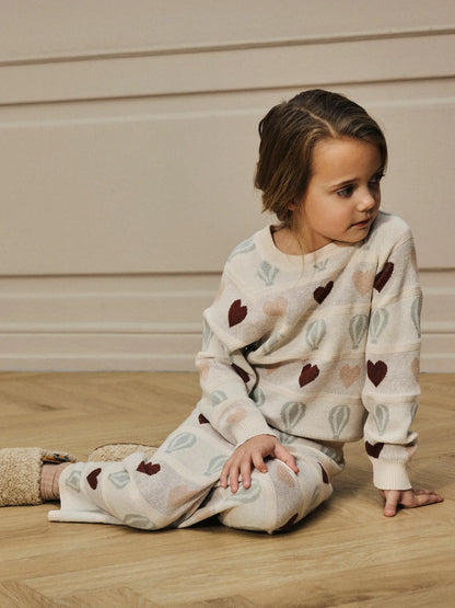 Kind trägt LIL'ATELIER Strickpullover mit Herz- und Ballonmuster aus Bio-Baumwolle – erhältlich bei Bärechind in Winterthur, Zürich, Schweiz.