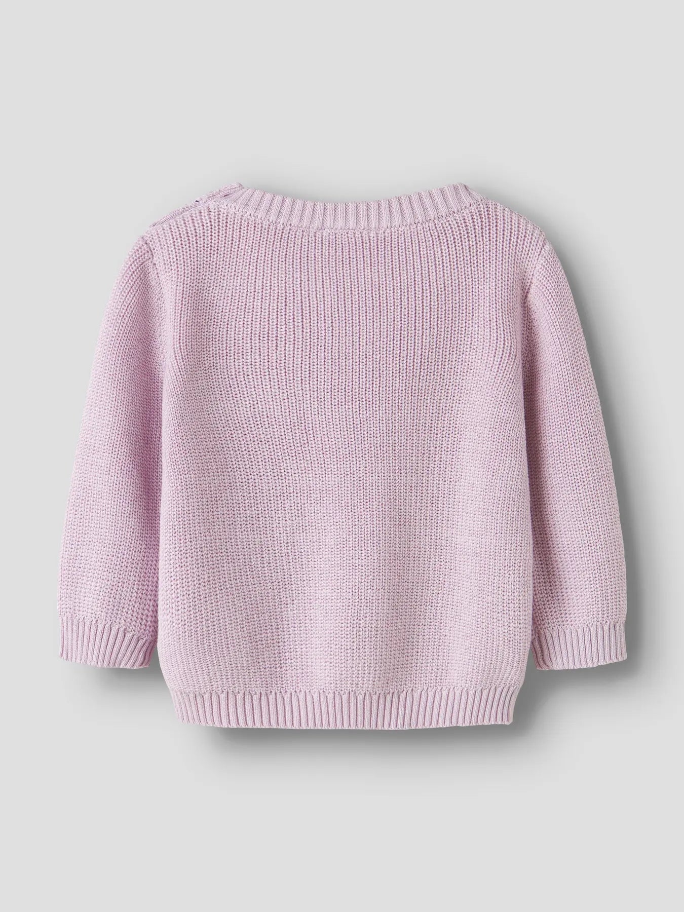 Rückansicht des lavendelfarbenen Strickpullovers von NAME IT bei Bärechind Winterthur, Zürich, Schweiz.