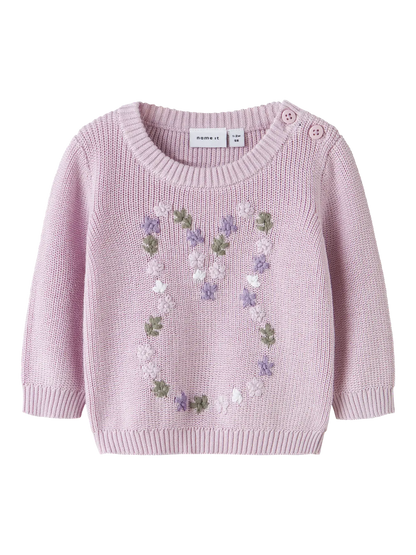 Lavendelfarbener Strickpullover mit Stickerei von NAME IT, erhältlich bei Bärechind in Winterthur, Zürich, Schweiz.
