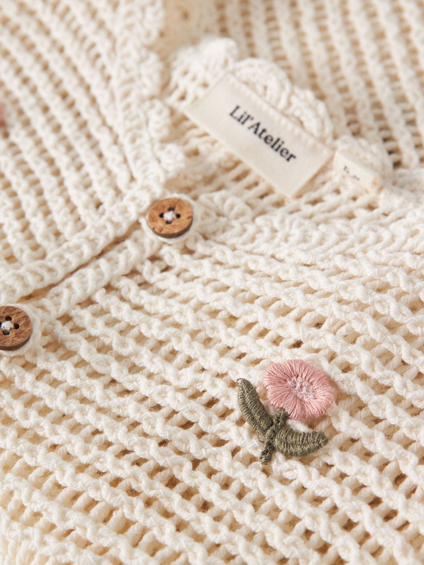 Detail Blumenstickerei Kinderweste Lil Atelier erhältlich bei Bärechind Winterthur Zürich Schweiz
