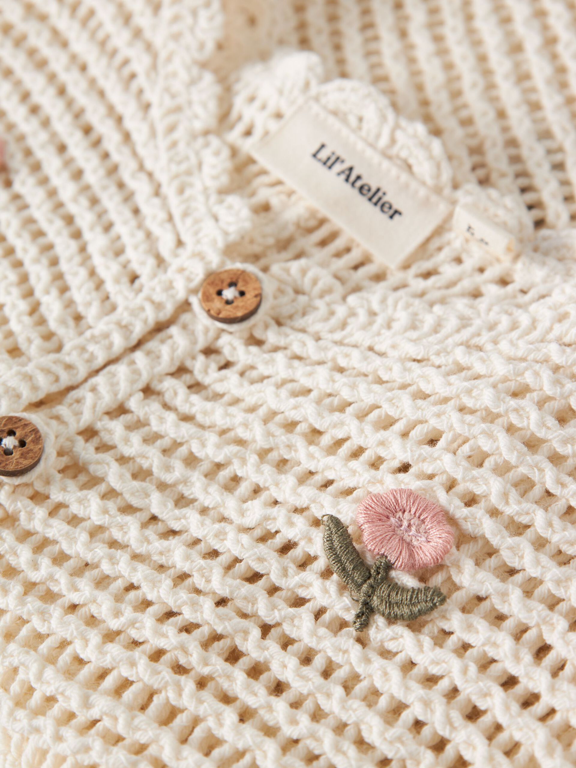 Detail Blumenstickerei Kinderweste Lil Atelier erhältlich bei Bärechind Winterthur Zürich Schweiz