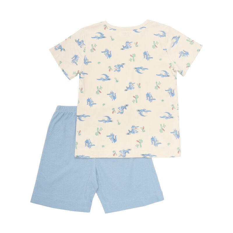 Zweiteiliges Summer Pyjamas Set von CeLaVi, bestehend aus bedrucktem Shirt mit Krokodil und Kakteen sowie blauen Shorts.