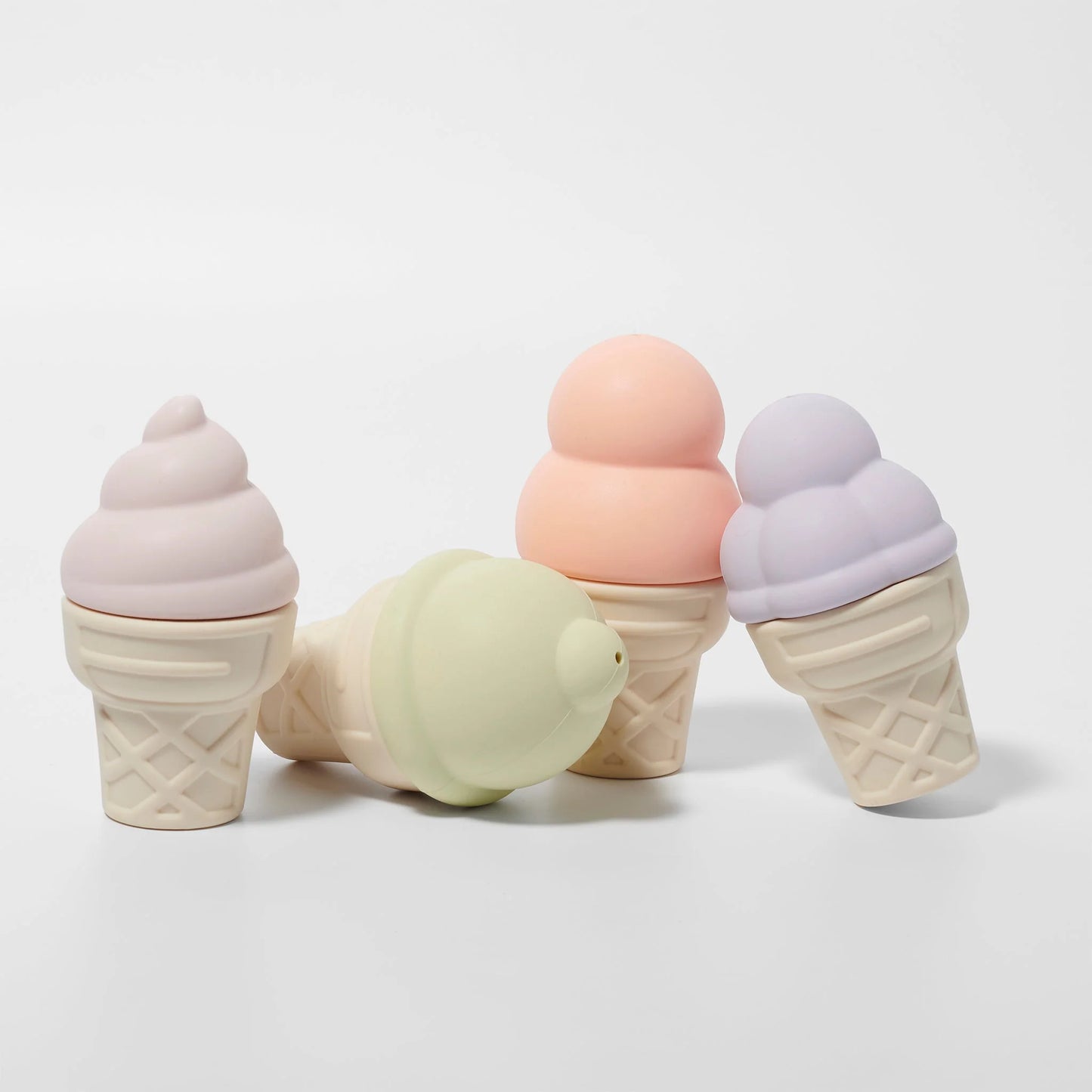 Set der Ice Cream Splash Toys von Sunnylife – vielseitig für Wasser, Badi oder Sandkasten, erhältlich bei Bärechind in Winterthur, Schweiz.