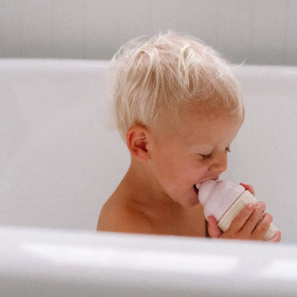 Kind spielt mit Glace-Spielzeug von Sunnylife in der Badewanne– nachhaltiges Wasserspielzeug bei Bärechind in Winterthur, Zürich, Schweiz.