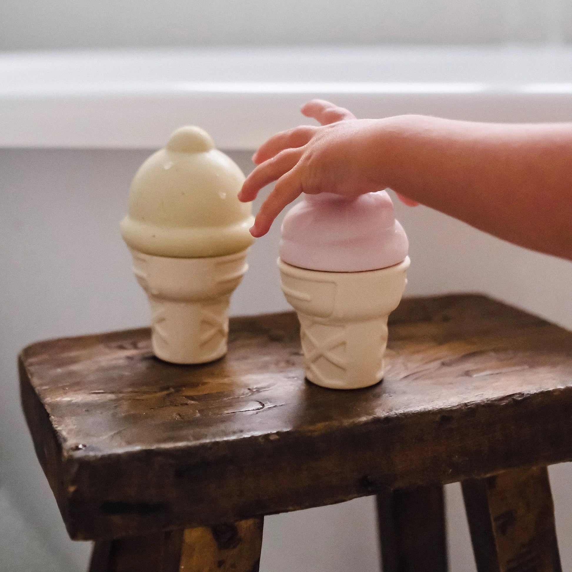Kind hält Sunnylife Glaceförmli aus Silikon beim Spielen – Badespass erhältlich bei Bärechind Kinderladen in Winterthur, Zürich, Schweiz.


