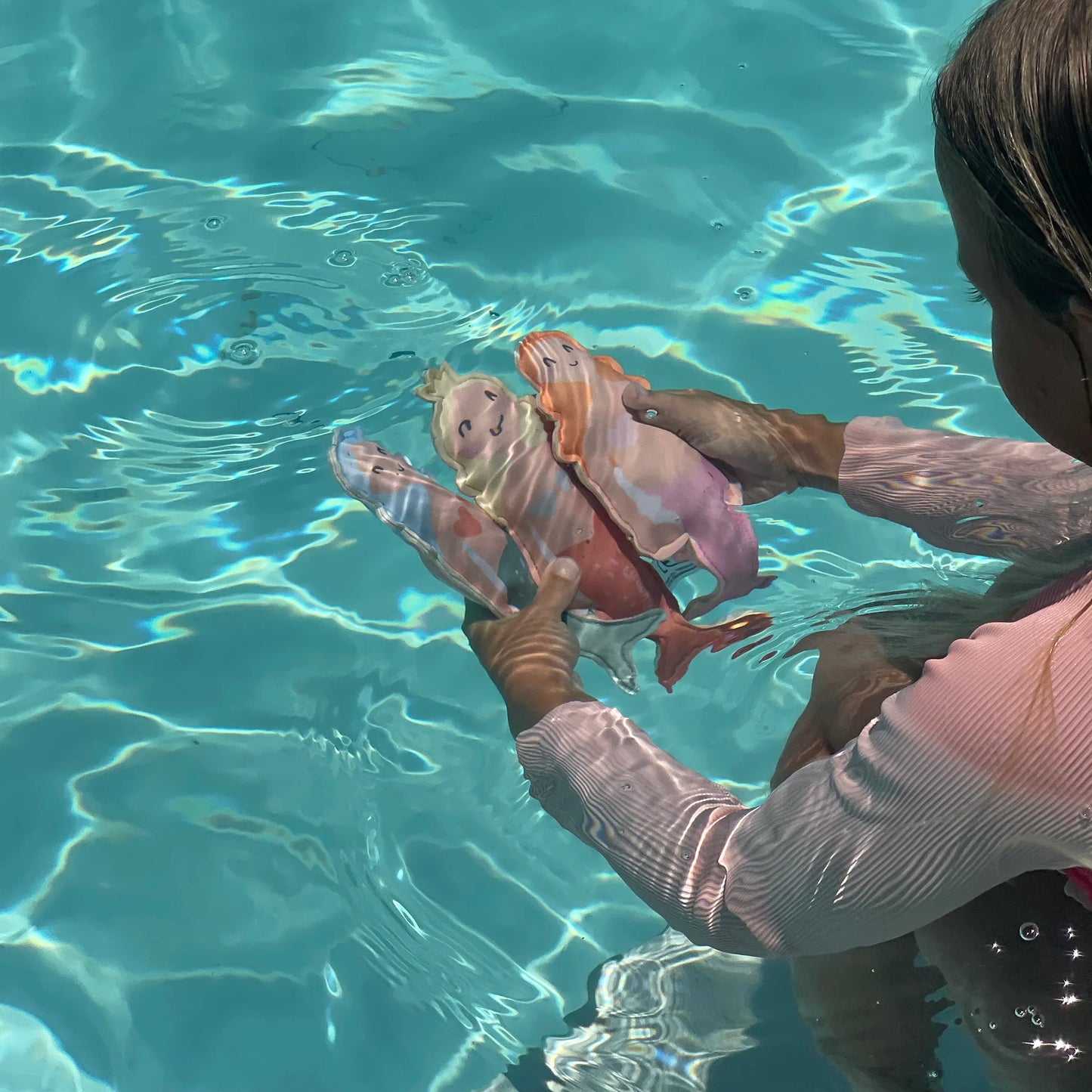 Kind spielt mit SunnyLife Tauchfreunde „Melody“ – Sommerliches Wasserspielzeug ab 3 Jahren