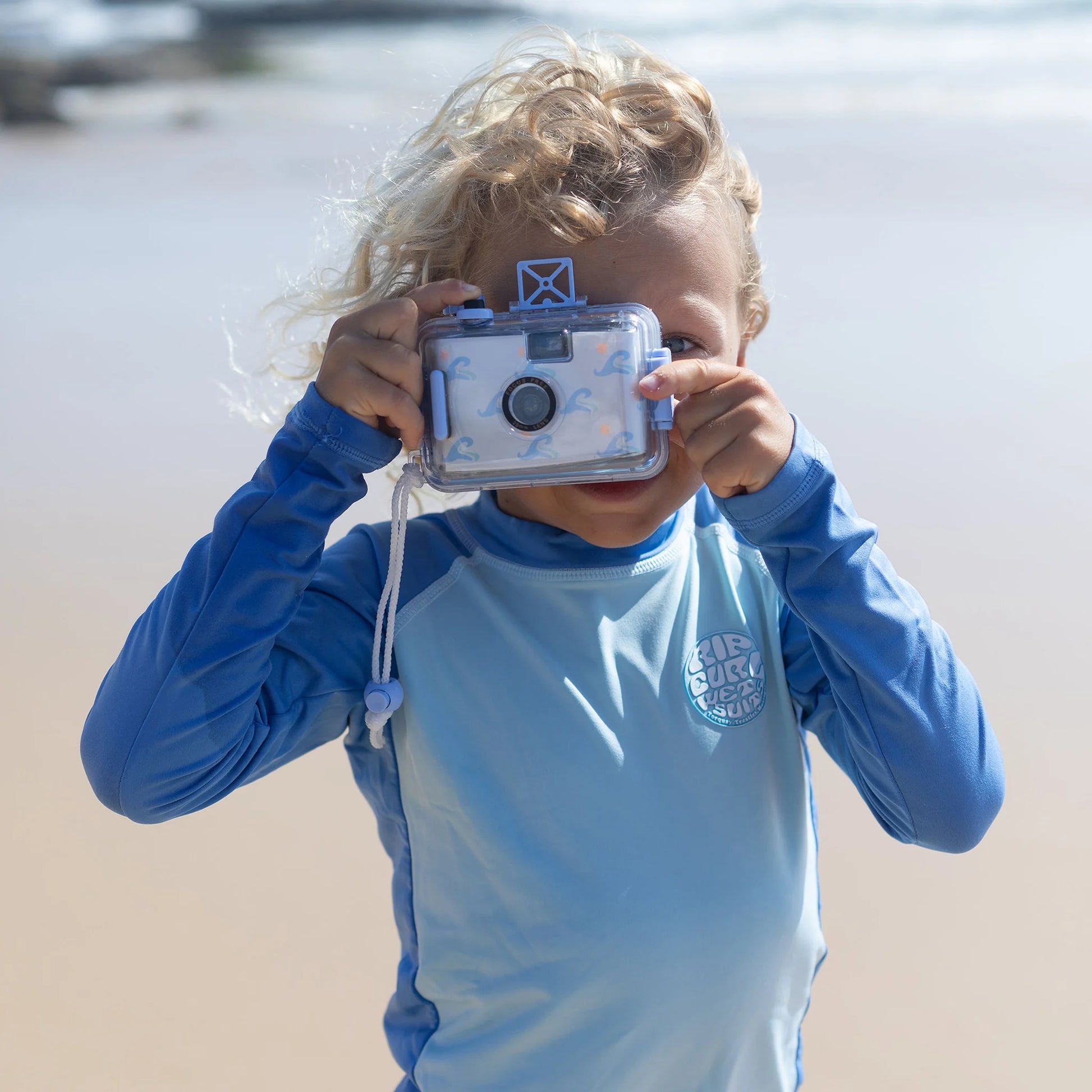 Kind fotografiert mit der SunnyLife Unterwasserkamera Blue Wave am Strand – wasserfest & analog