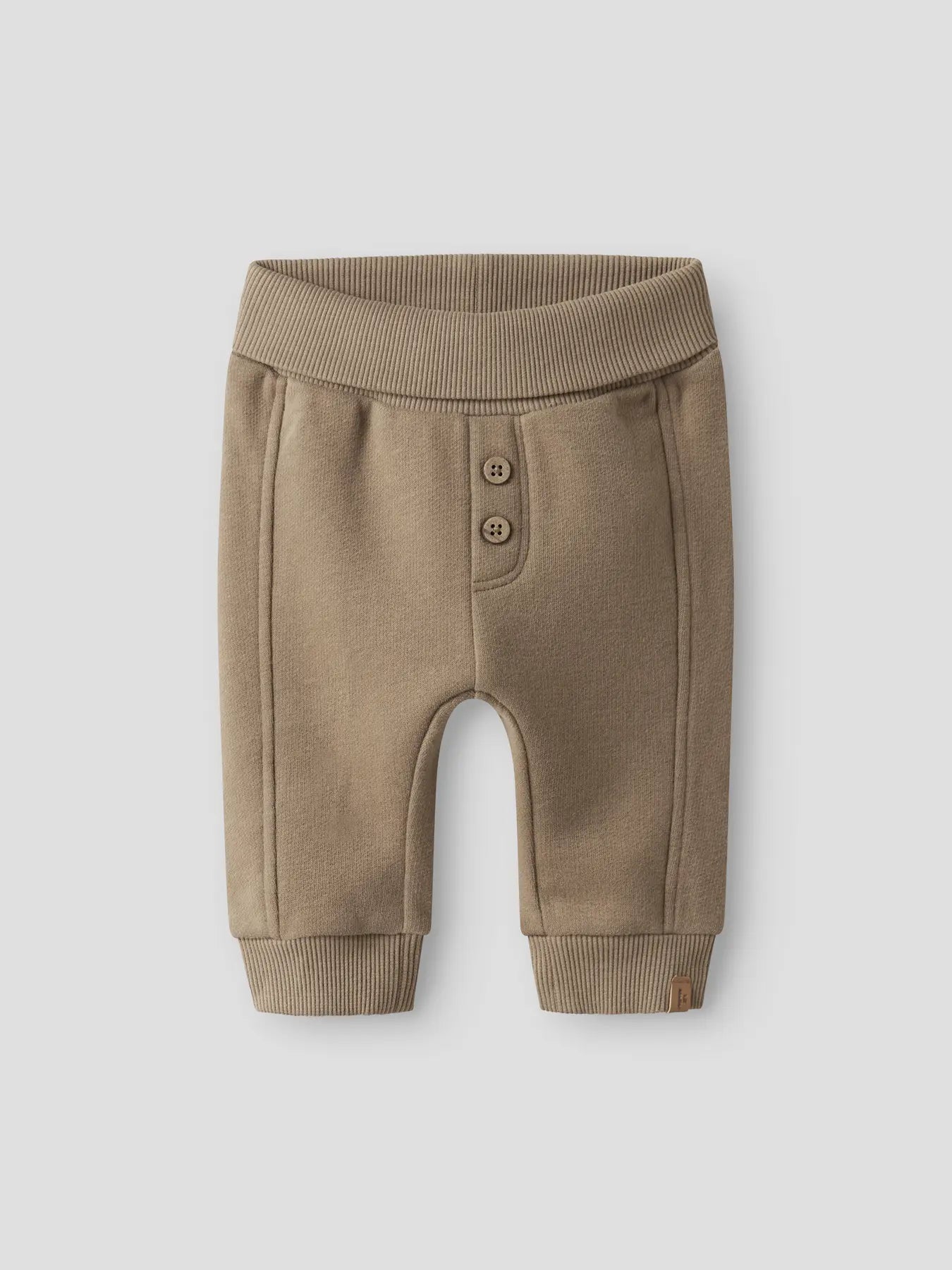 Beige Sweatpants aus Baumwolle mit Knopfleiste von Lil'Atelier – flachliegend, Vorderseite, Bärechind Winterthur, Zürich Schweiz.